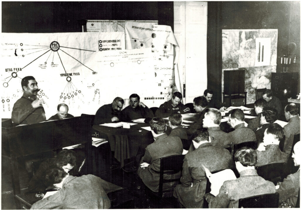 М.В. Фрунзе на совещании Реввоенсовета, 1923 г.